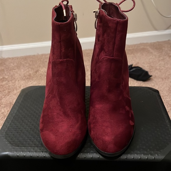 Eva & Zoe, Women’s Size 6.5, Red/Maroon Heels - Picture 2 of 4
